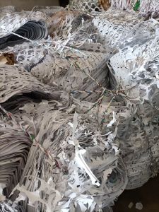 出售PET复合PVC厚片，一车9.6米，白菜价200元一吨