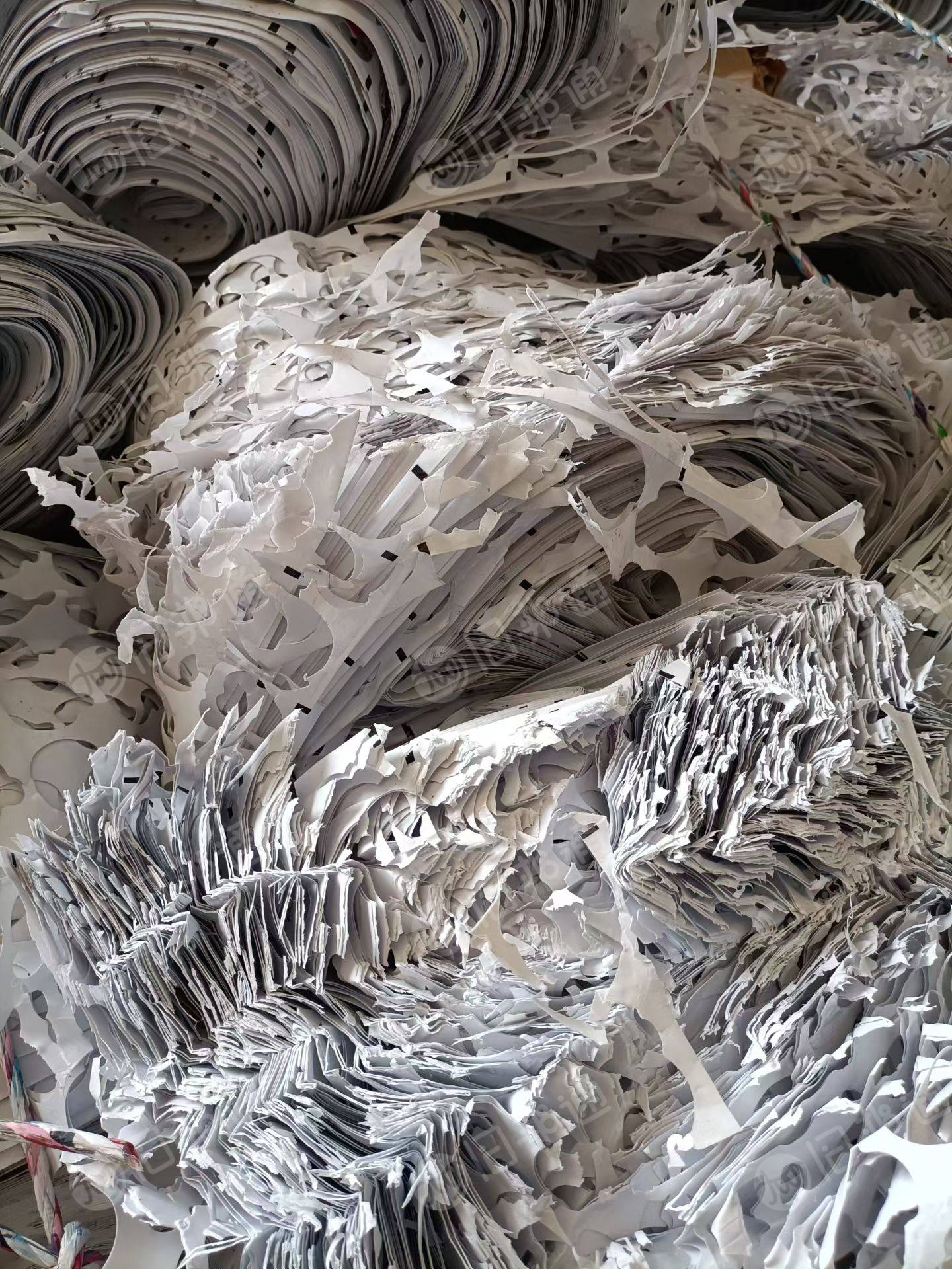 出售PET复合PVC厚片，一车9.6米，白菜价200元一吨