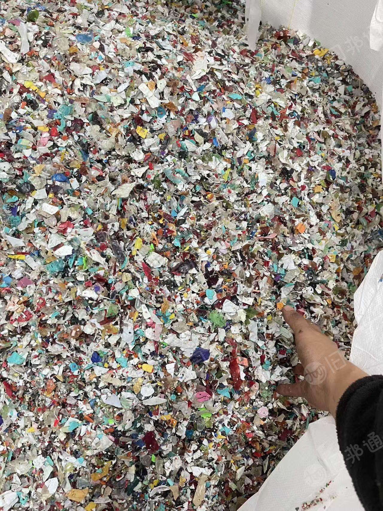 大量出售杂色pet破碎料，冷洗片，现货一百多吨