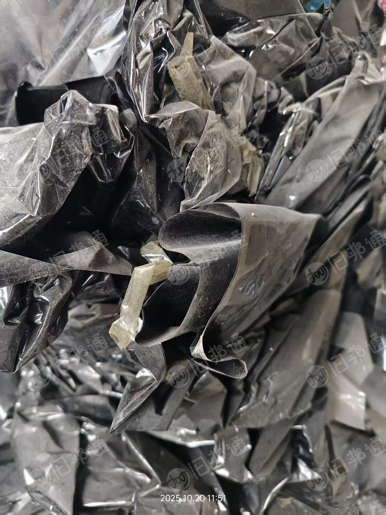 大量出售PET重胶膜废料，有黑色和白色两种，黑色的大概100吨左右