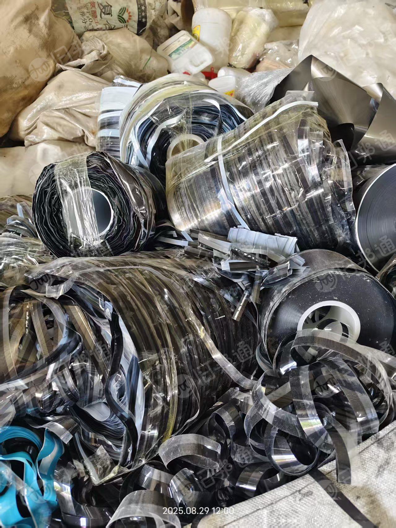 大量出售PET重胶膜废料，有黑色和白色两种，黑色的大概100吨左右