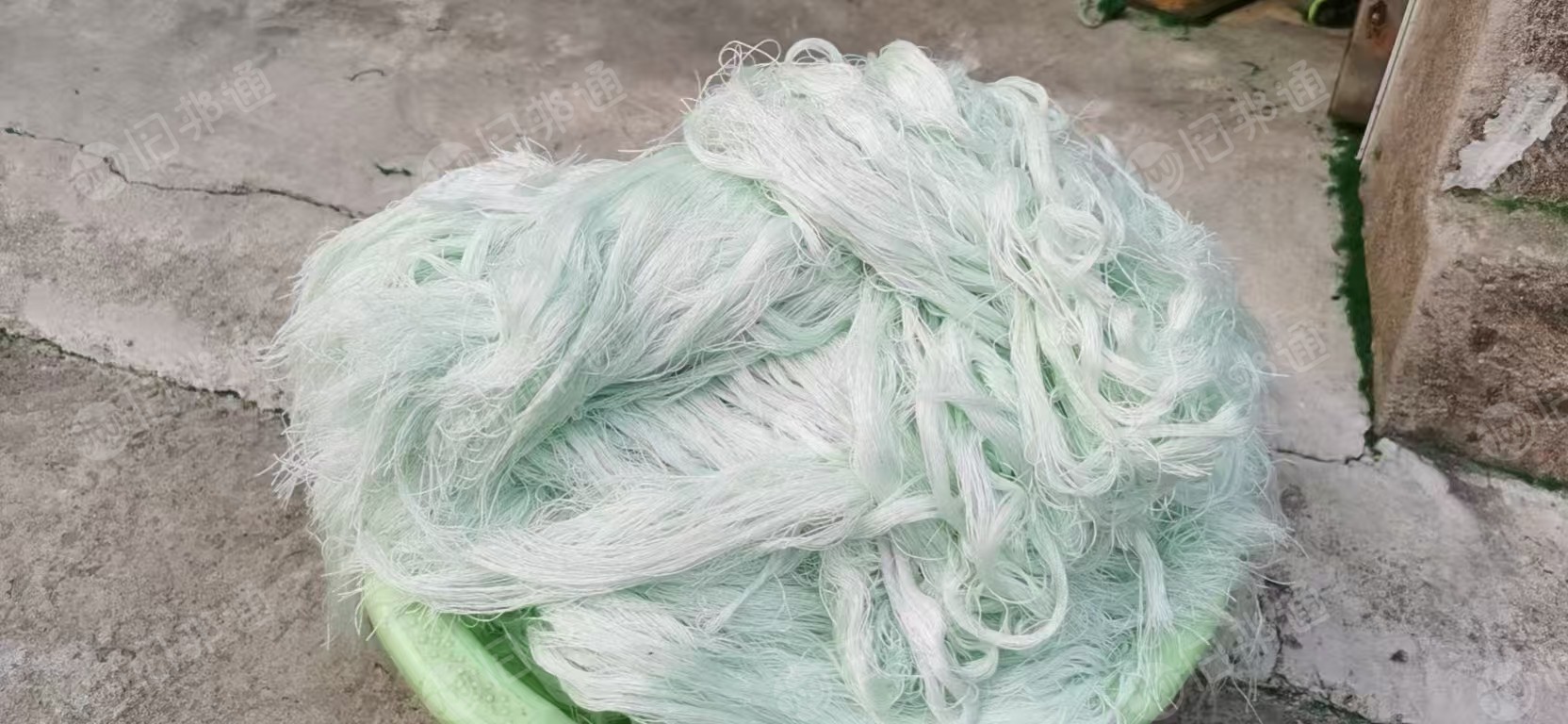 长期出售织布厂下来的涤纶废丝，涤纶缝纫线废丝，涤纶大化废丝，现货5吨