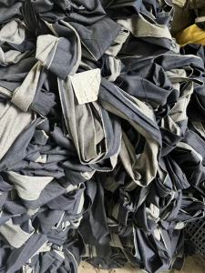 长期出售牛仔布裁下来的牛仔布边，牛仔布块，宽度在30-40cm左右，现货几万米