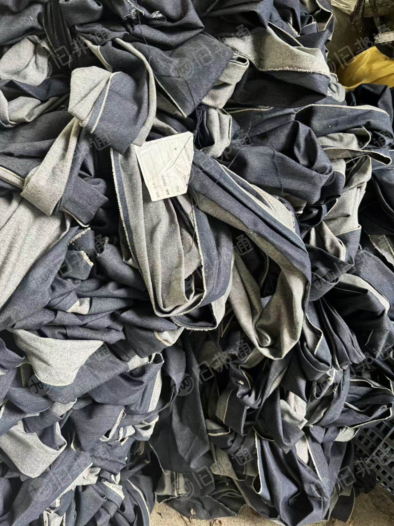 长期出售牛仔布裁下来的牛仔布边，牛仔布块，宽度在30-40cm左右，现货几万米