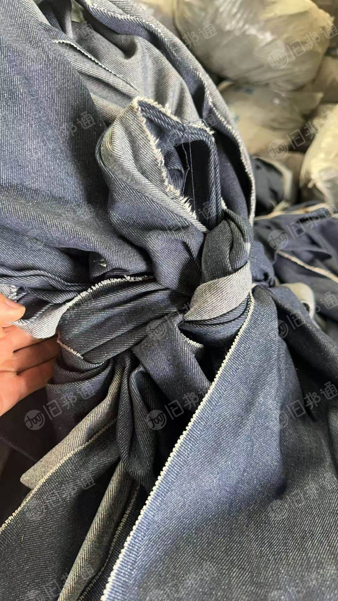 长期出售牛仔布裁下来的牛仔布边，牛仔布块，宽度在30-40cm左右，现货几万米