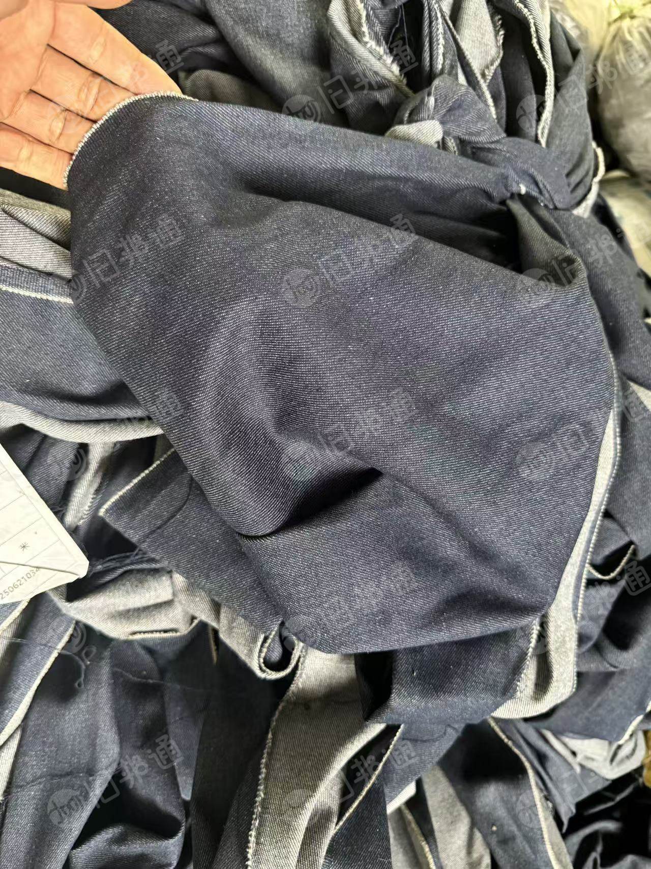 长期出售牛仔布裁下来的牛仔布边，牛仔布块，宽度在30-40cm左右，现货几万米