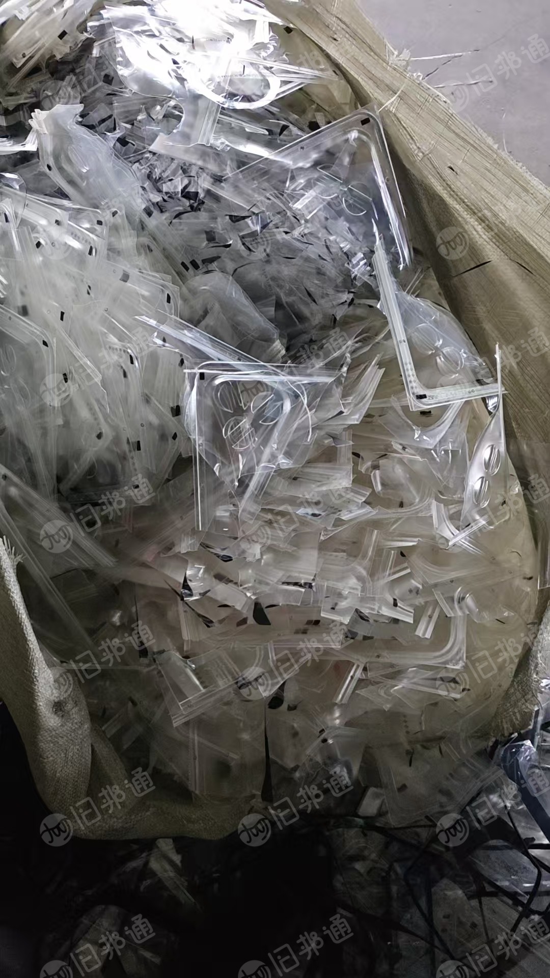 出售PC薄片，汽车仪表和内饰件下来的，厚度0.25~0.5，不阻燃，现货60吨左右