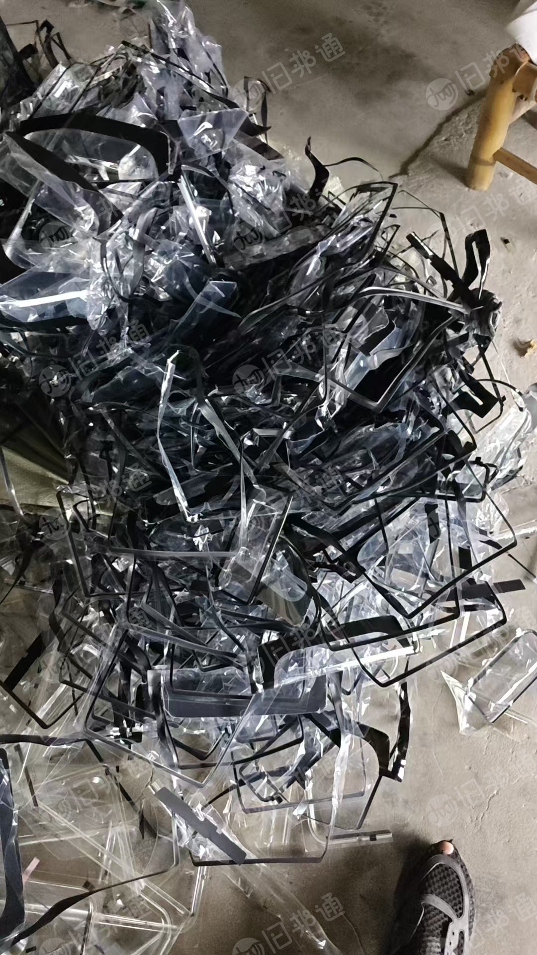出售PC薄片，汽车仪表和内饰件下来的，厚度0.25~0.5，不阻燃，现货60吨左右