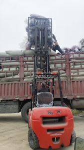 长期出售纯涤纶废布，深浅色分开了，月供30吨左右，现在货只有5吨，可以造粒，货在亳州