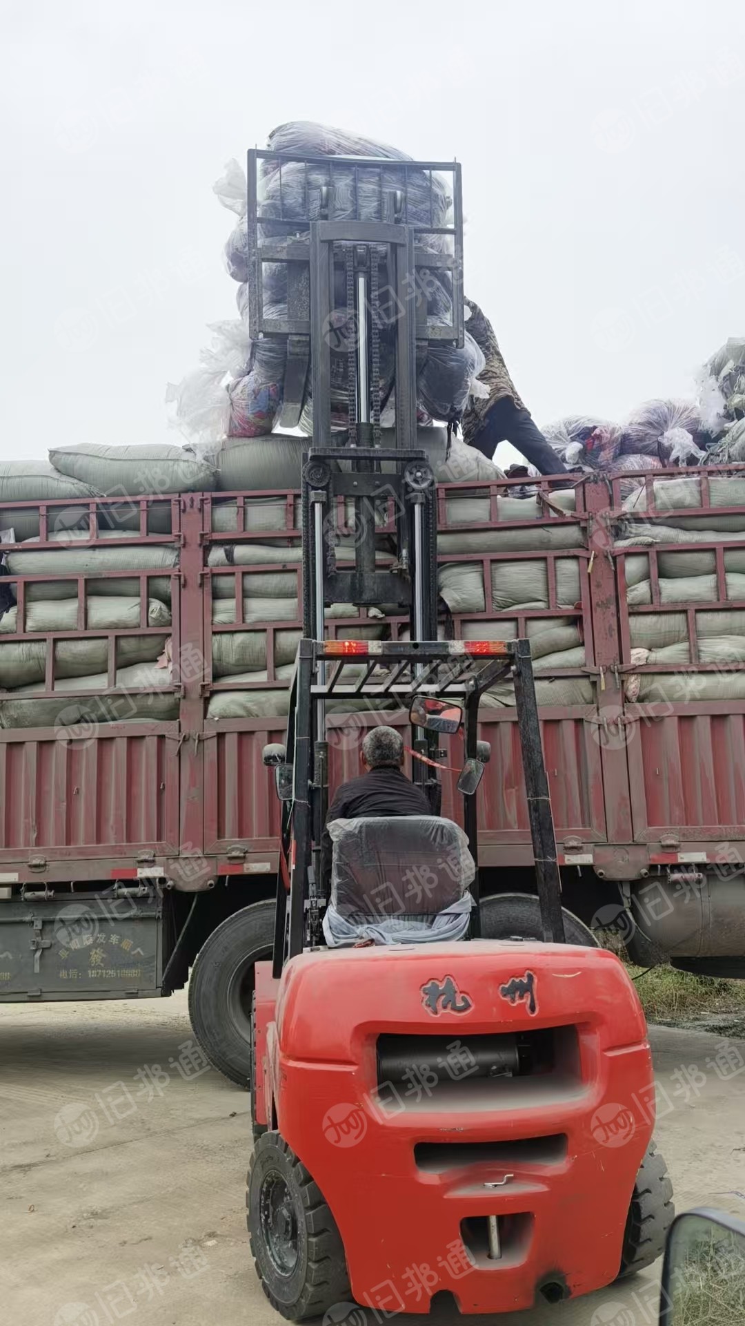 长期出售纯涤纶废布，深浅色分开了，月供30吨左右，现在货只有5吨，可以造粒，货在亳州
