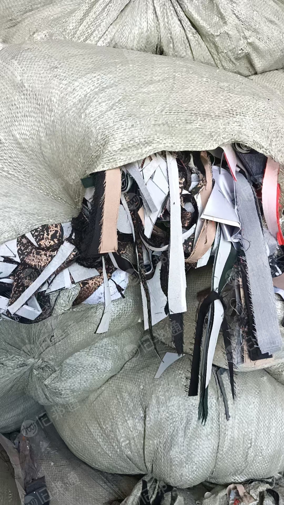 长期出售碎布统货,服装厂裁下来的,西装料休闲裤衬衫料,每个月300吨,货在广东汕尾