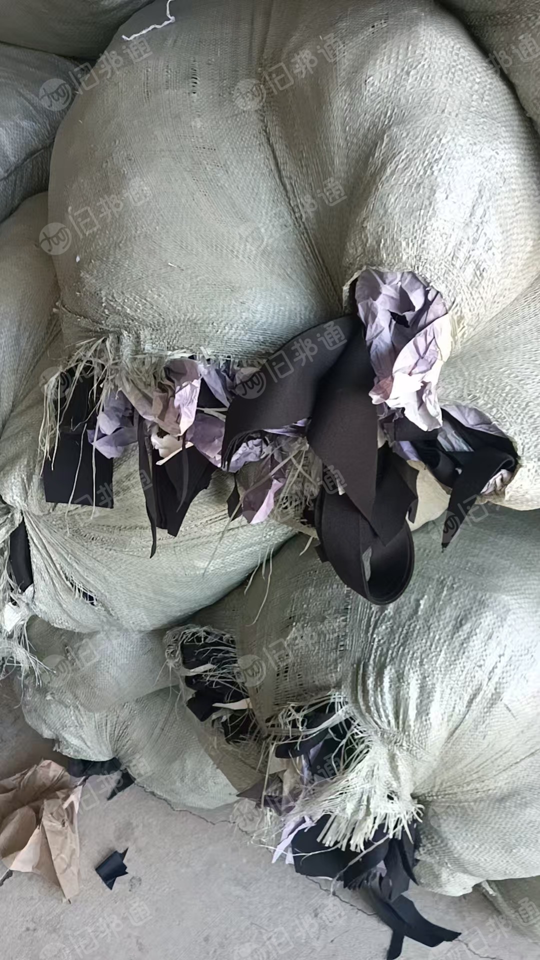 长期出售碎布统货,服装厂裁下来的,西装料休闲裤衬衫料,每个月300吨,货在广东汕尾