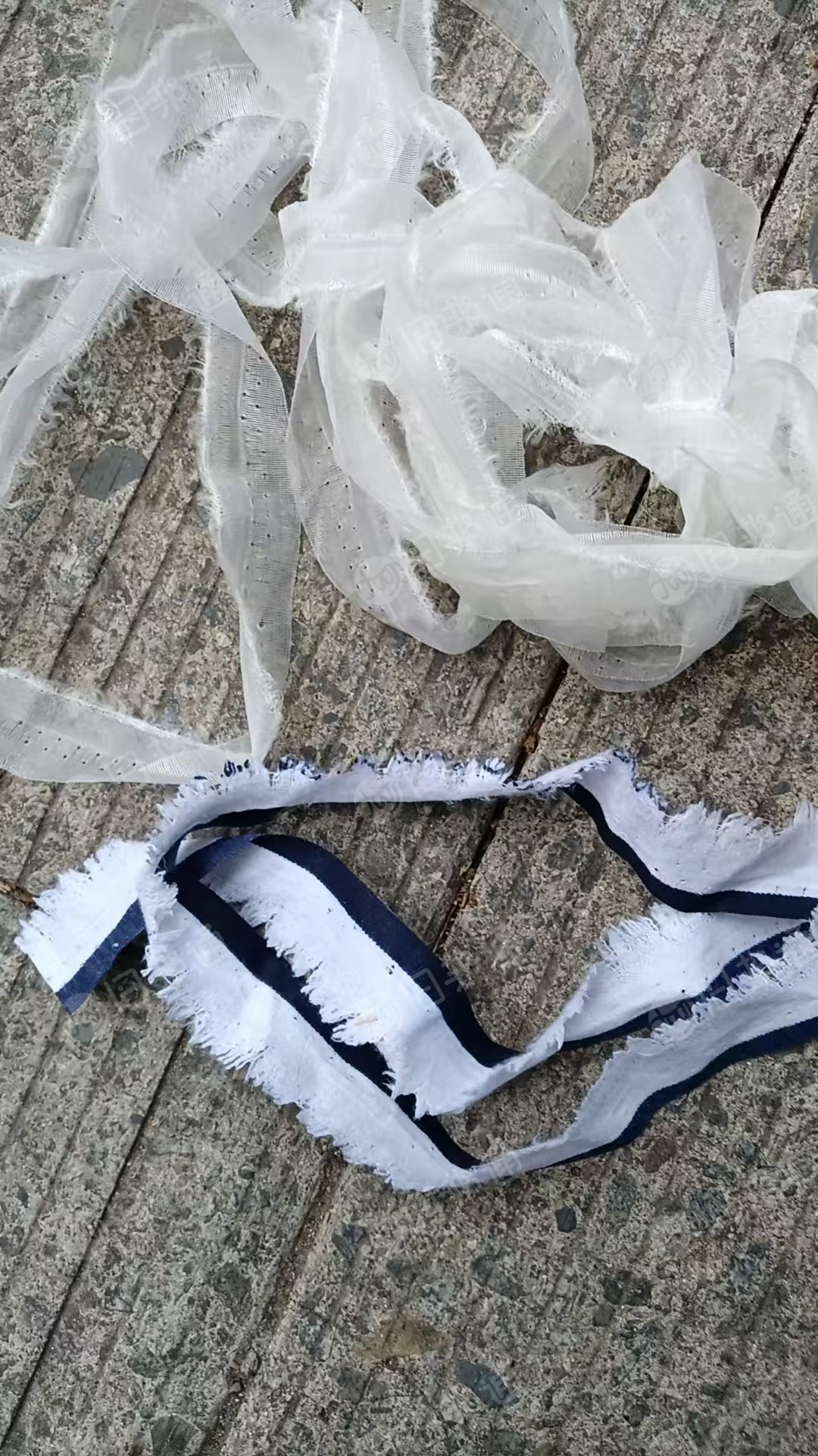 长期出售废布料，织布厂下来的，涤纶标签布，涤棉布，月供几十吨，在江苏宿迁