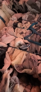 长期出售床垫厂下来的废海绵，夹丝棉，统货有带布的，现货有60多吨，在湖北黄冈