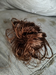 长期出售杂色的涤纶废料，涤纶废丝，现货8吨