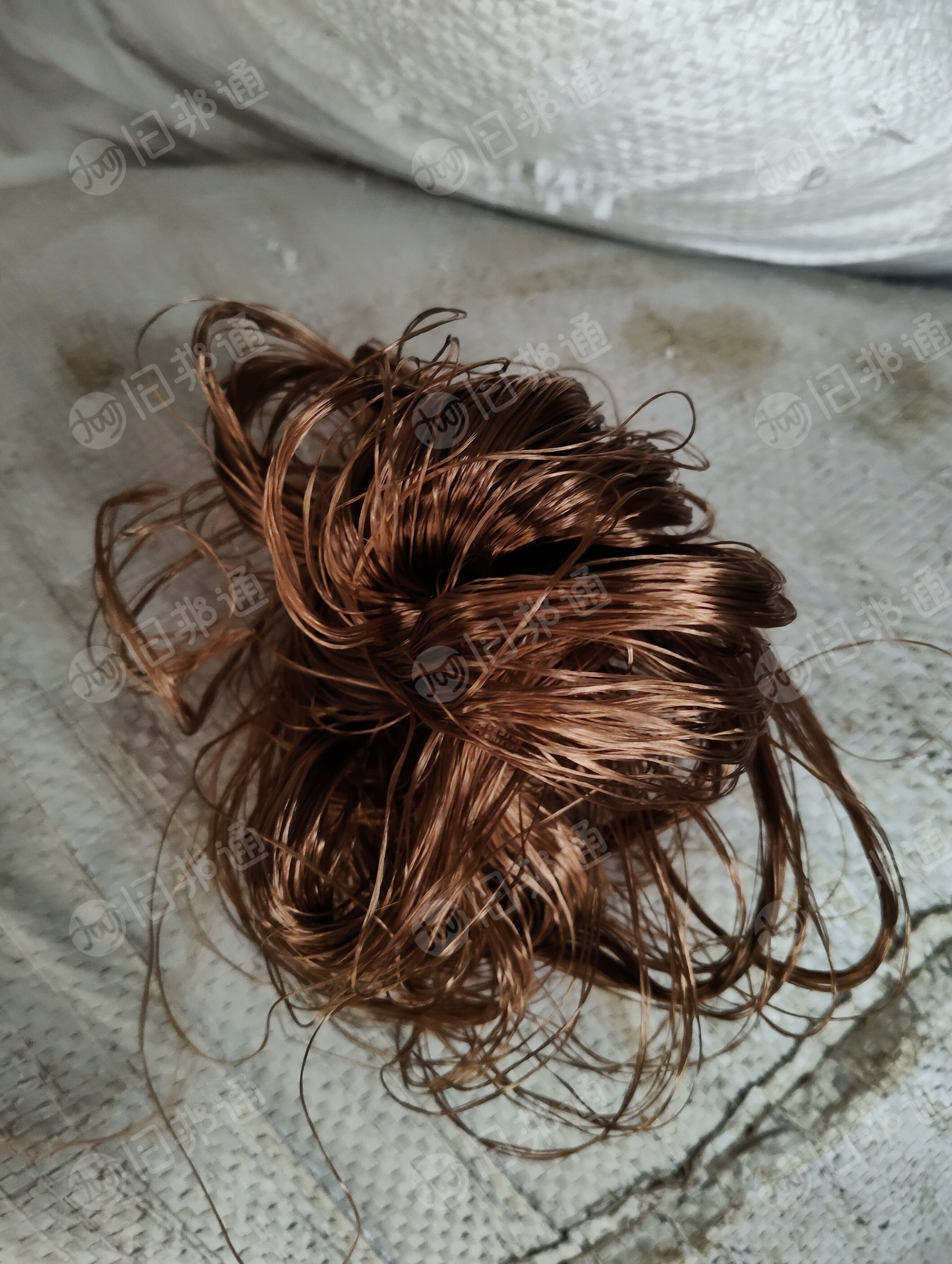 长期出售杂色的涤纶废料，涤纶废丝，现货8吨