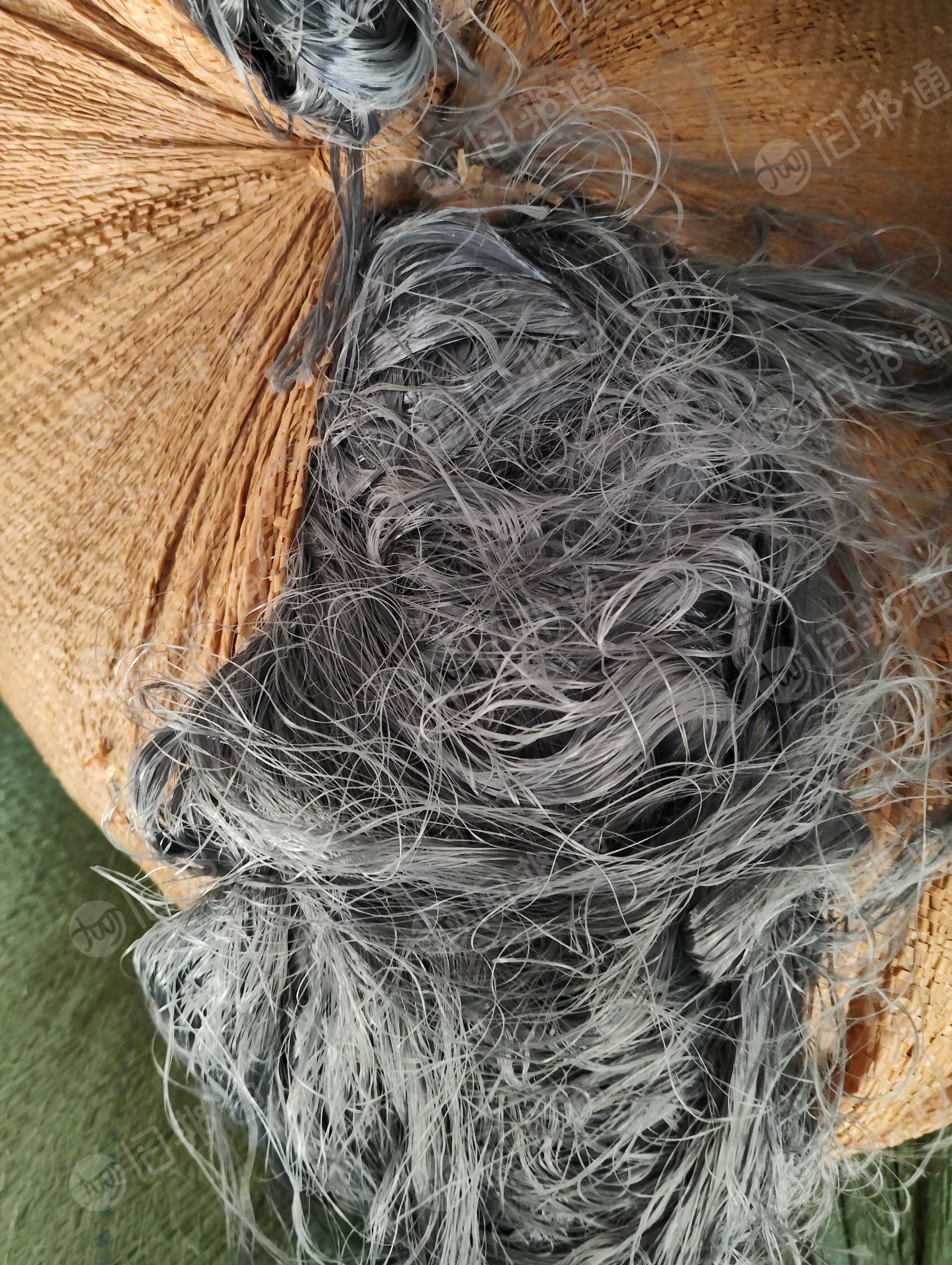 长期出售杂色的涤纶废料，涤纶废丝，现货8吨