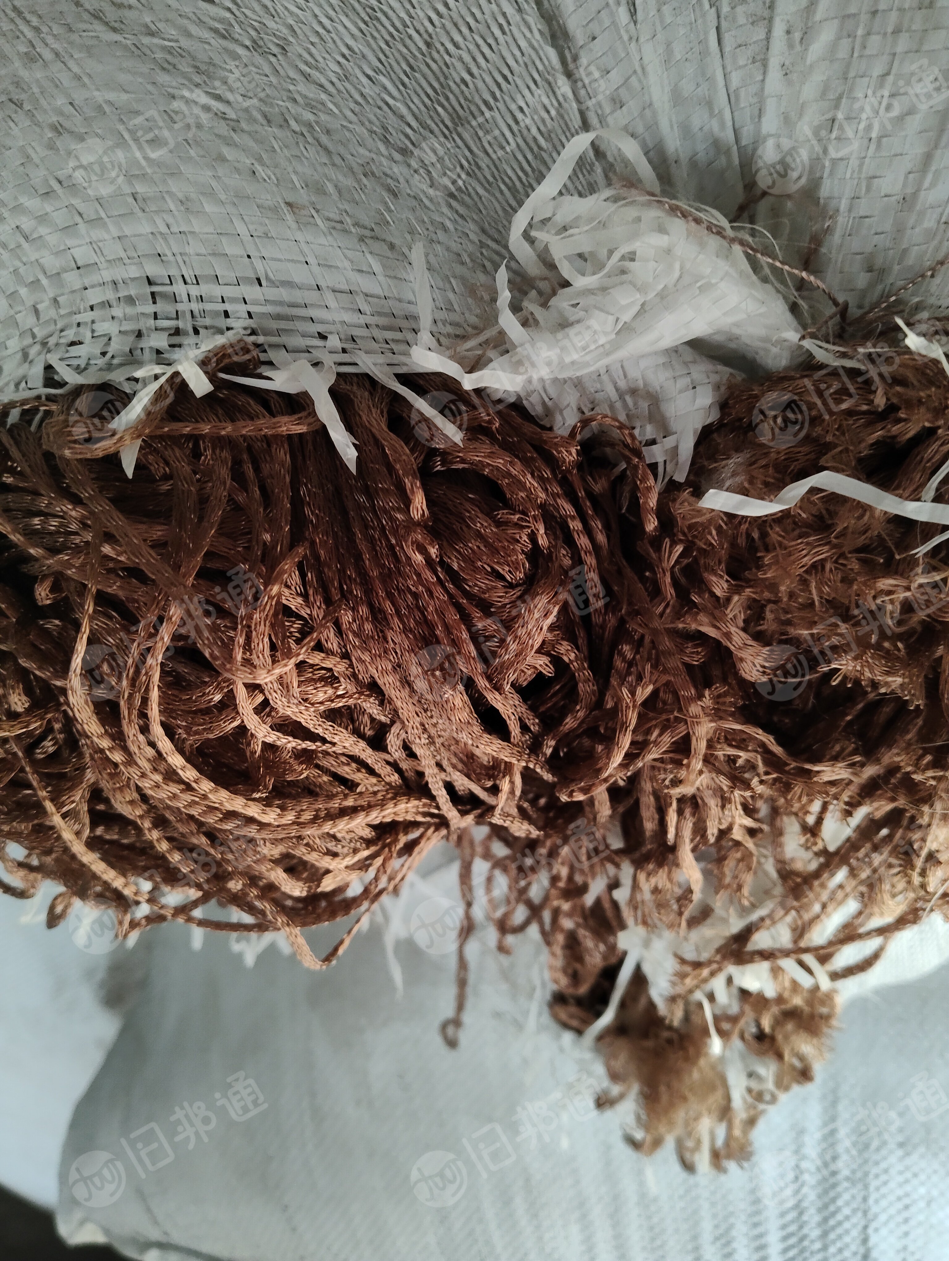 长期出售杂色的涤纶废料，涤纶废丝，现货8吨