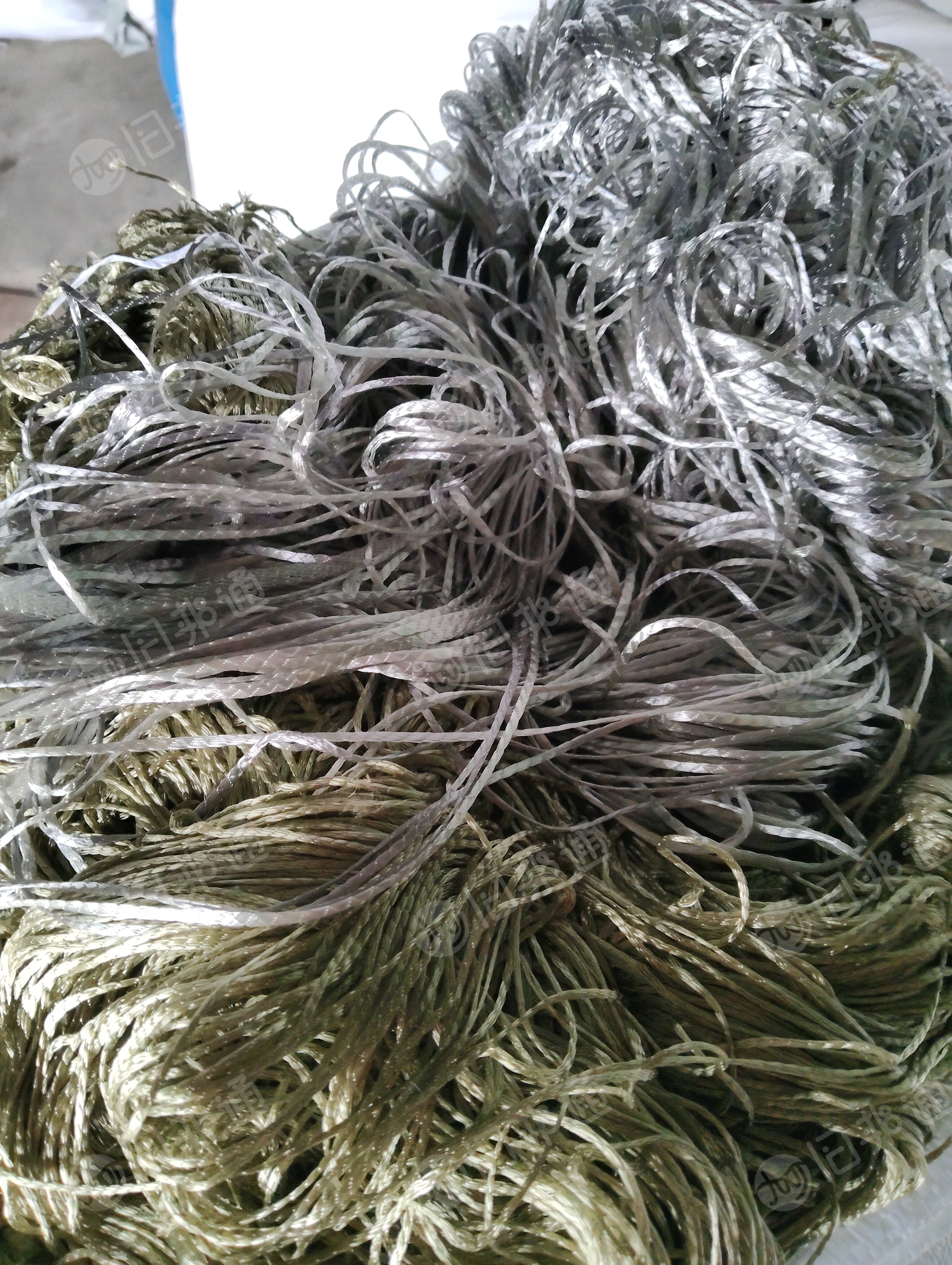 长期出售杂色的涤纶废料，涤纶废丝，现货8吨