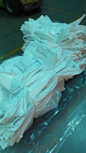 常年出售装PE的原料袋，可干造，月供30吨