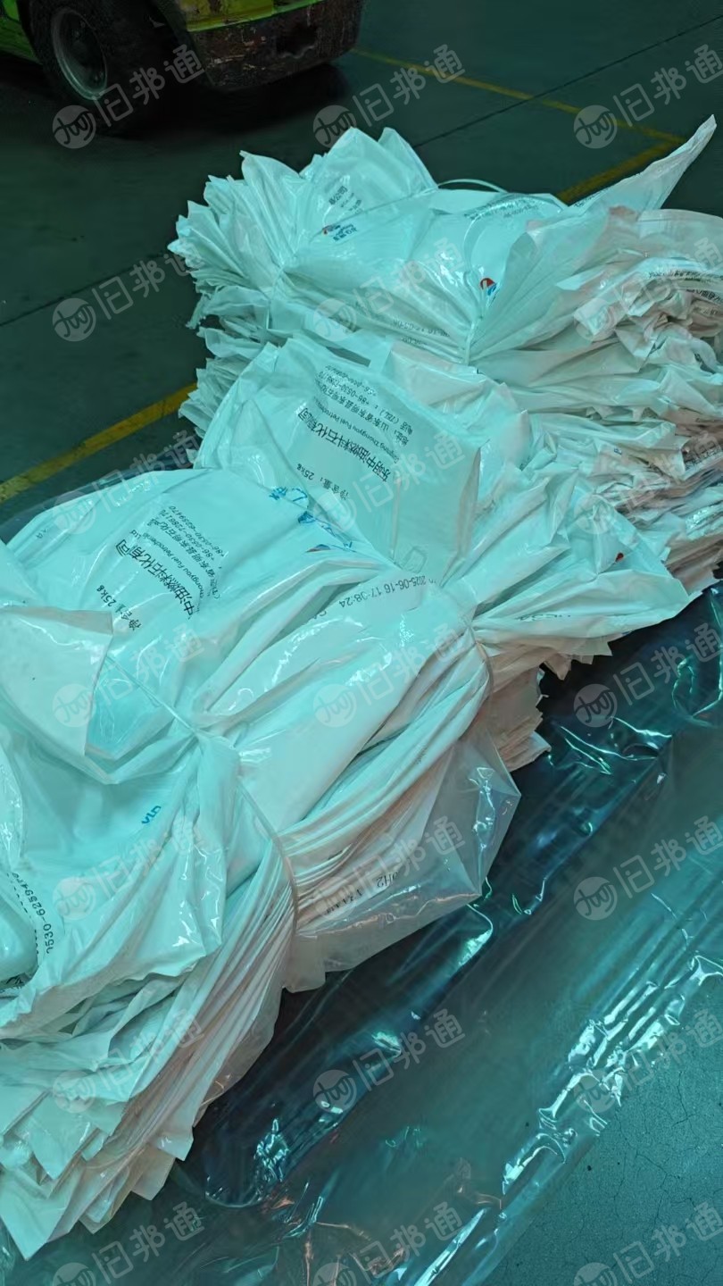 常年出售装PE的原料袋，可干造，月供30吨