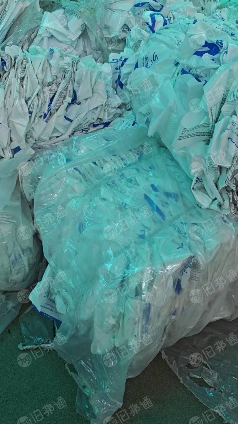 常年出售装PE的原料袋，可干造，月供30吨