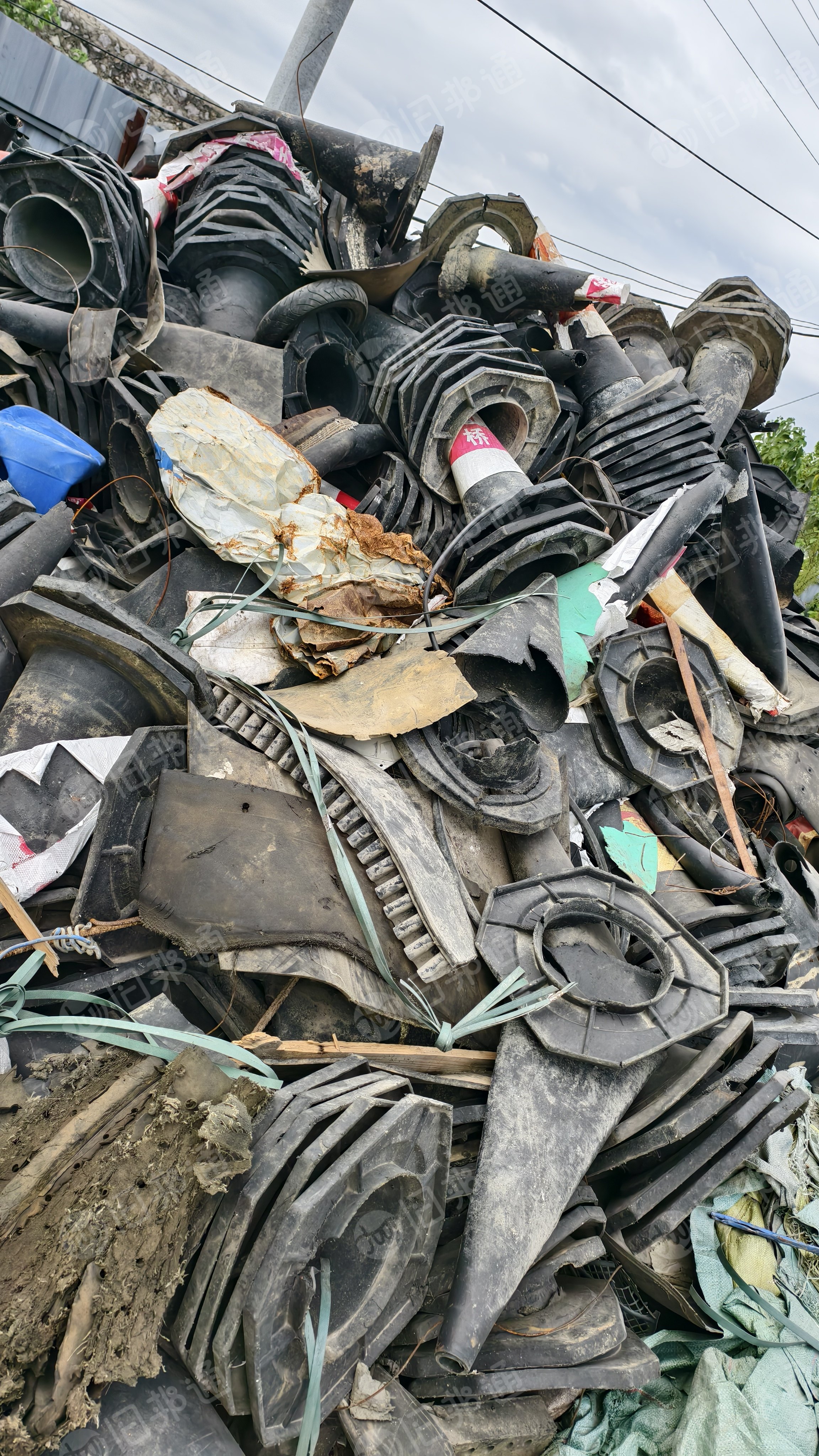 出售黑色橡胶锥筒废料