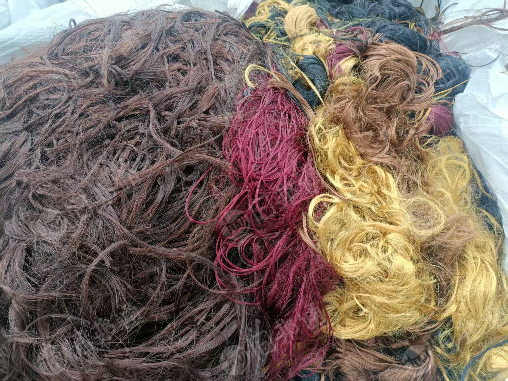 长期出售玩具厂下来的假发丝，涤纶pvc氯沦，什么材质都有复合的，化水用，现货100多吨，货在河南郑州