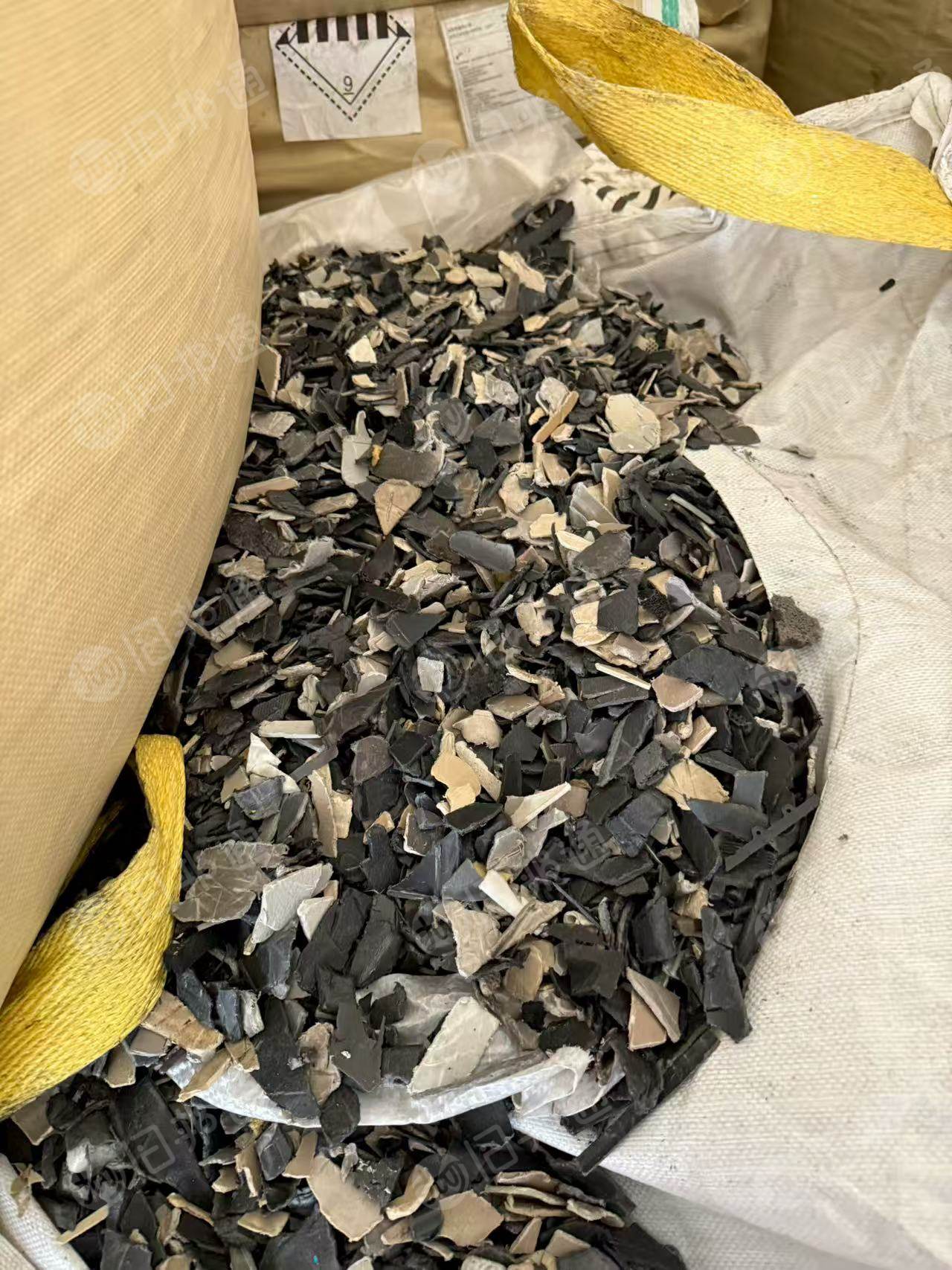 长期出售汽车内饰和保险杠破碎料，现货50吨