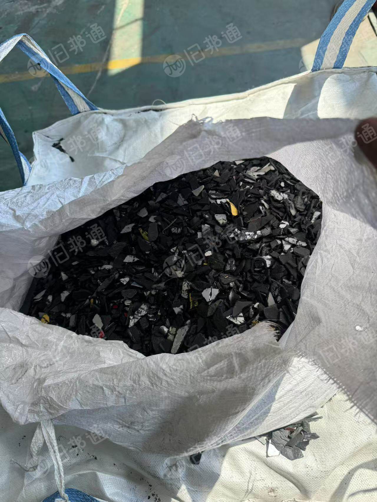 长期出售汽车内饰和保险杠破碎料，现货50吨