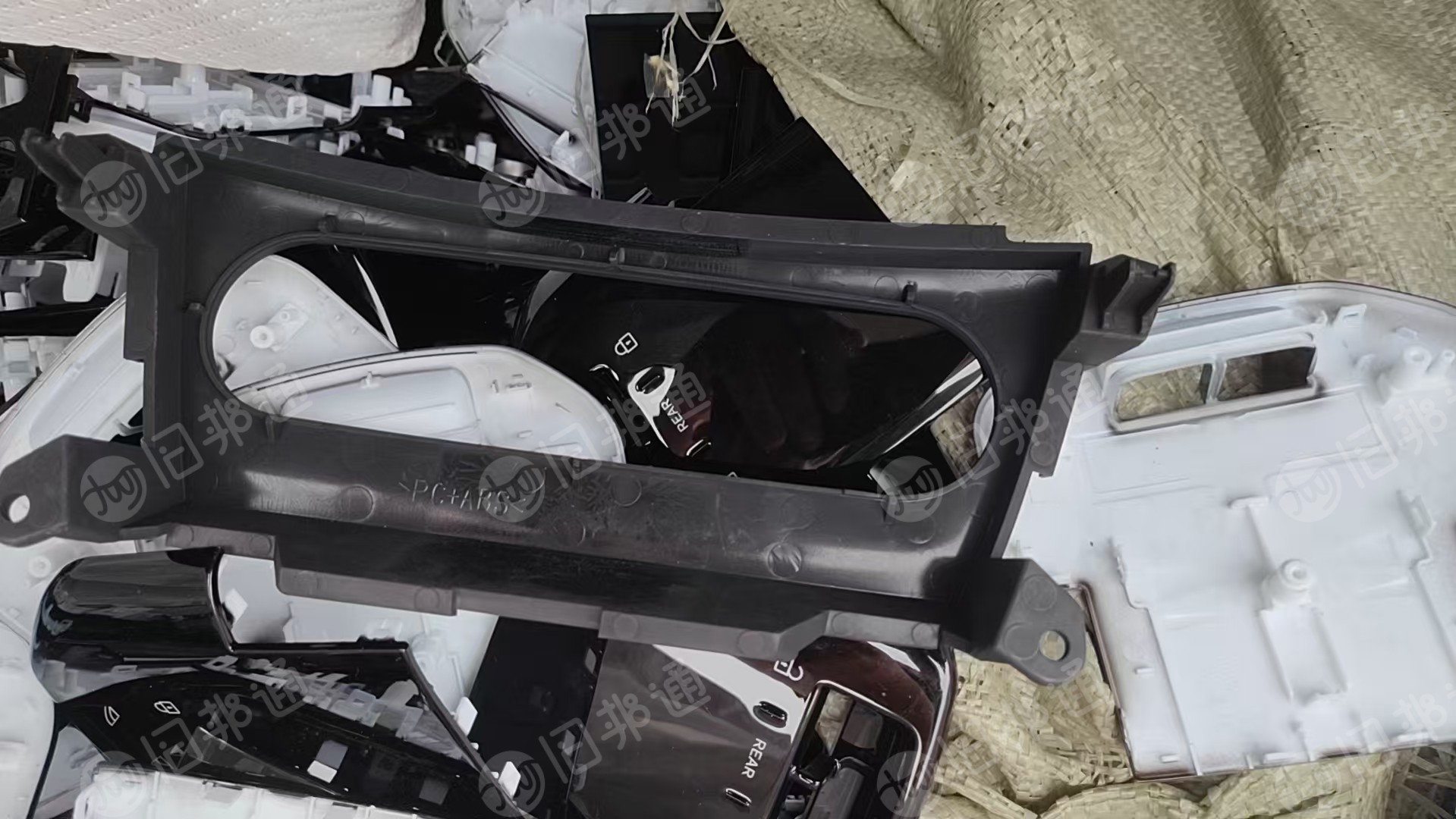 长期出售PC、ABS汽车内饰件，工厂报废的货，很干净、带漆