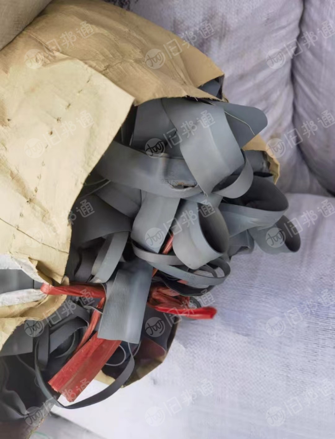 长期出售厂里下来的废旧橡胶管，够车才发走