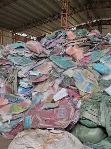 出售PC废料，带胶的，不阻燃，电子烟商标贴下来的，月供5吨左右，