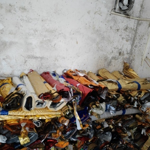 出售分切出来的烫金膜废料