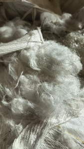 长期出售涤纶废丝，涤纶干丝，每个月有80吨左右