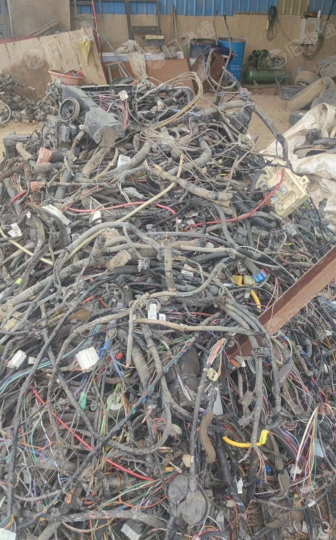 拆车厂出售汽车管线，汽车电线，长期有货