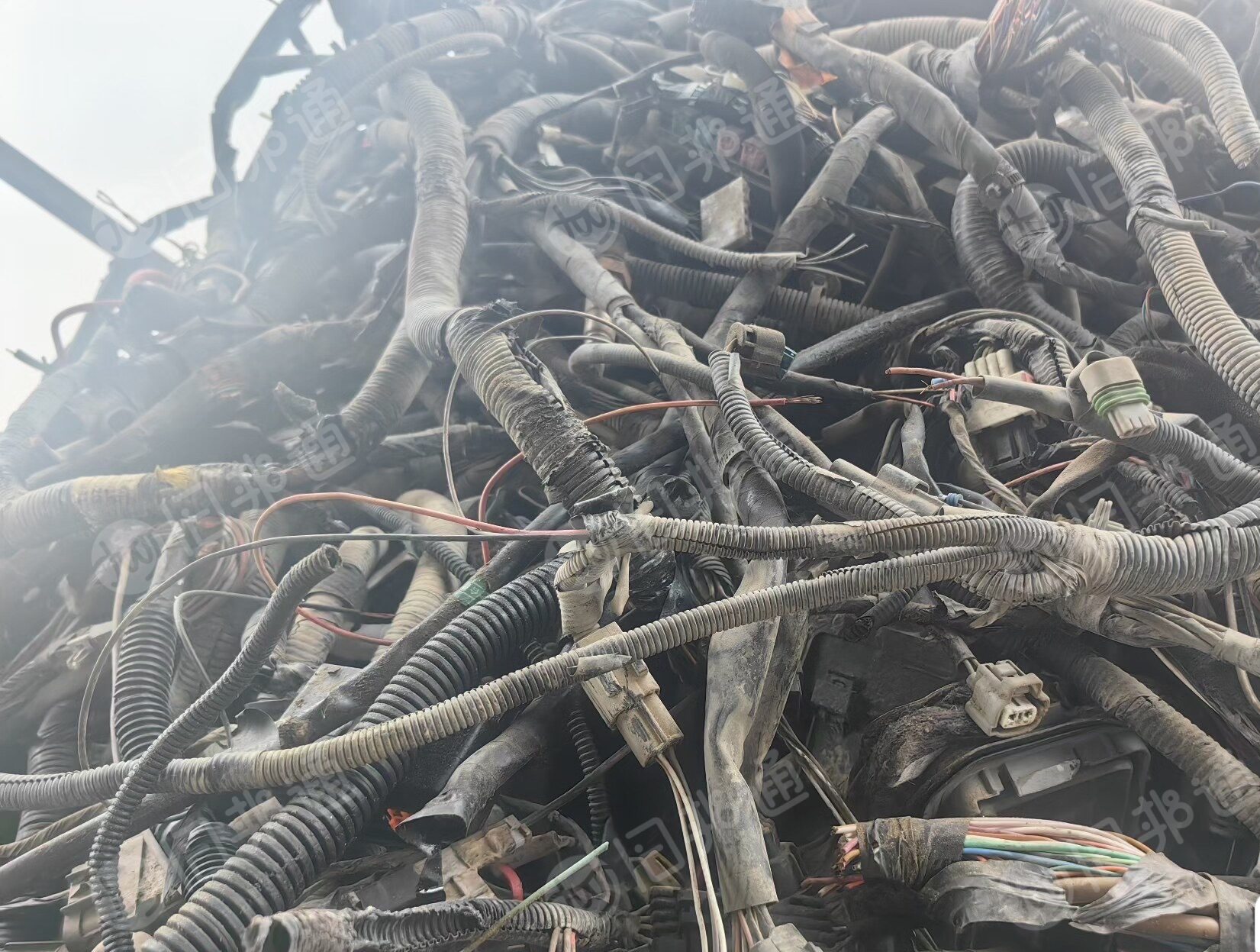 拆车厂出售汽车管线，汽车电线，长期有货