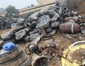 拆车厂出售油箱废料