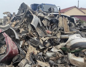 拆车厂长期出售汽车前后杠废料，保险杠废料，汽车内饰废料