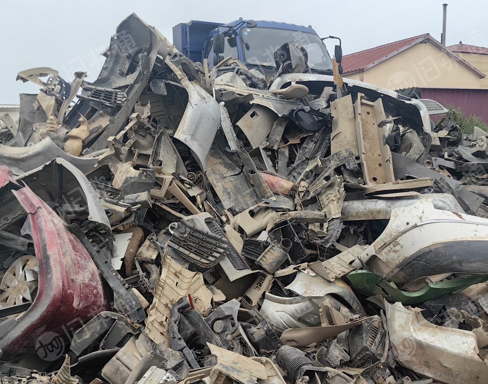 拆车厂长期出售汽车前后杠废料，保险杠废料，汽车内饰废料