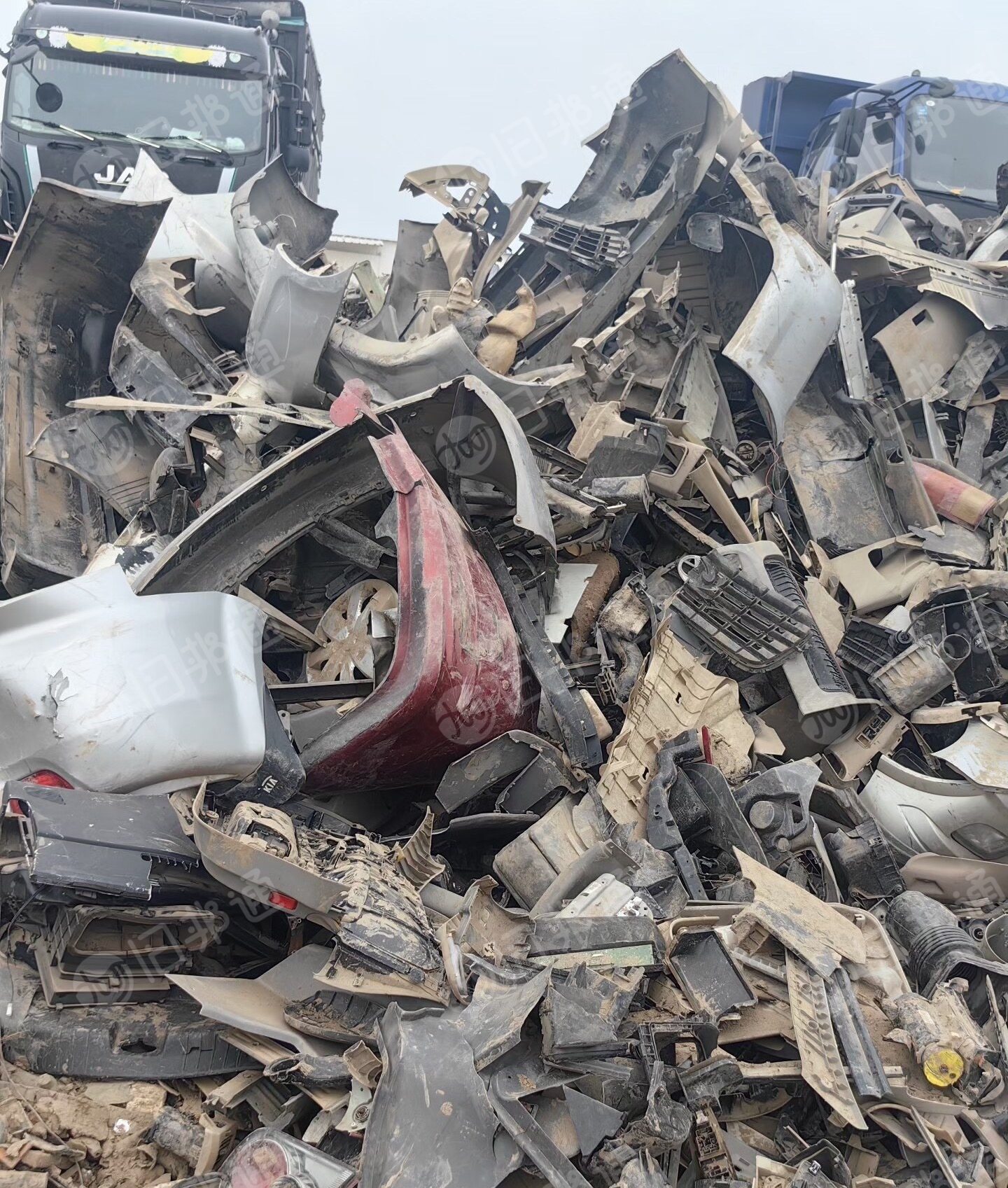 拆车厂长期出售汽车前后杠废料，保险杠废料，汽车内饰废料