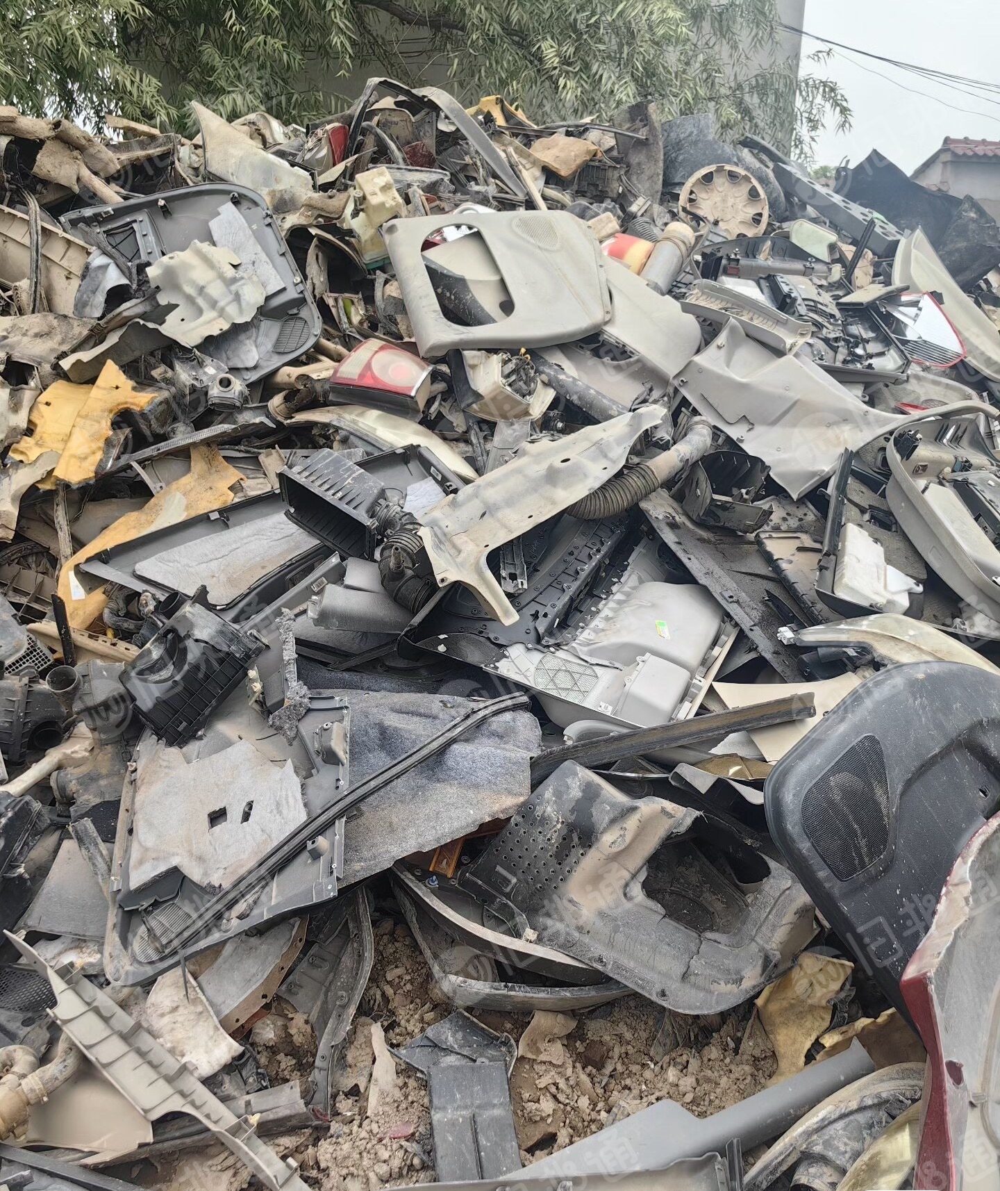 拆车厂长期出售汽车前后杠废料，保险杠废料，汽车内饰废料