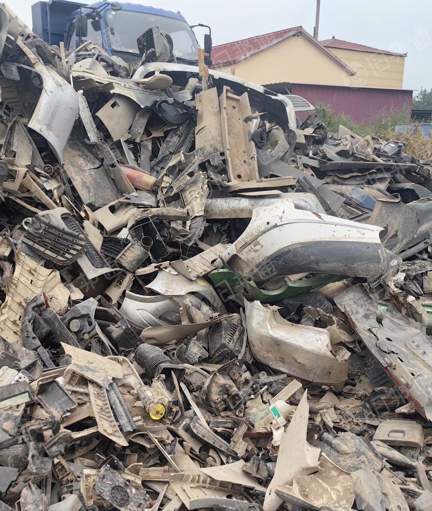 拆车厂长期出售汽车前后杠废料，保险杠废料，汽车内饰废料