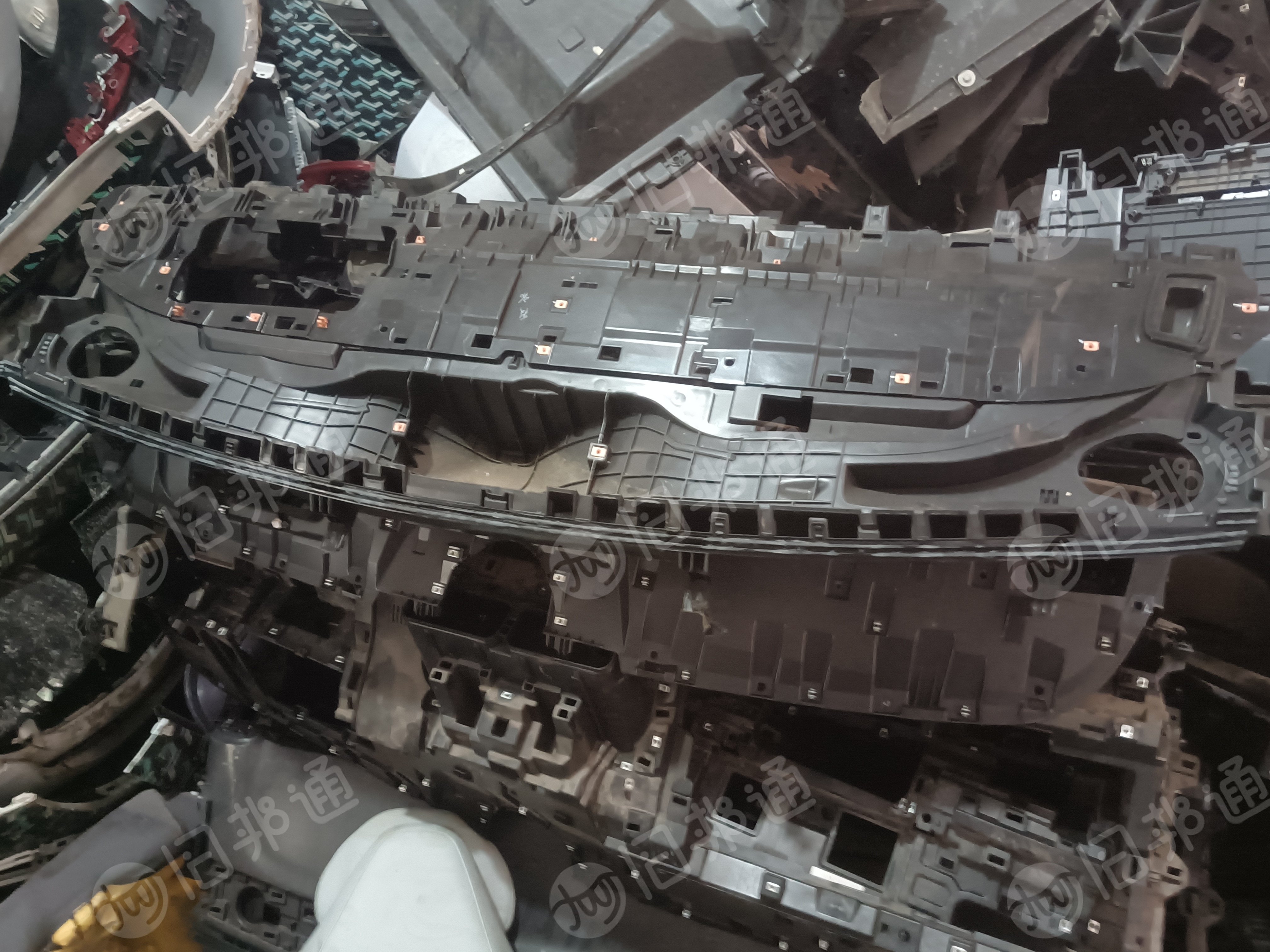 出售24年零跑试验车塑料件废料