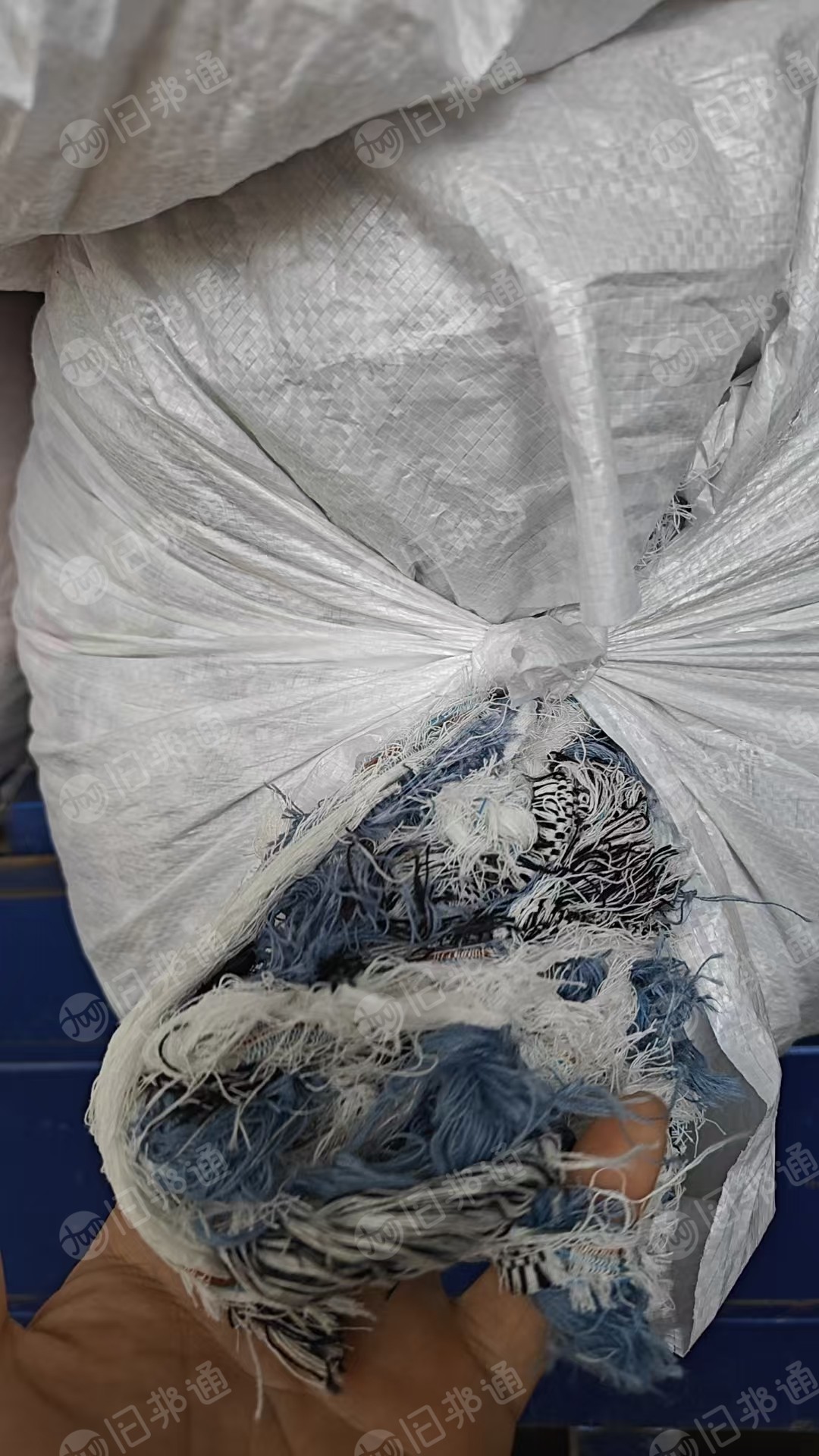 长期出售气流纺跟环锭纺下来的布边纱，两边纯棉，中间化纤的，花色现货几十吨