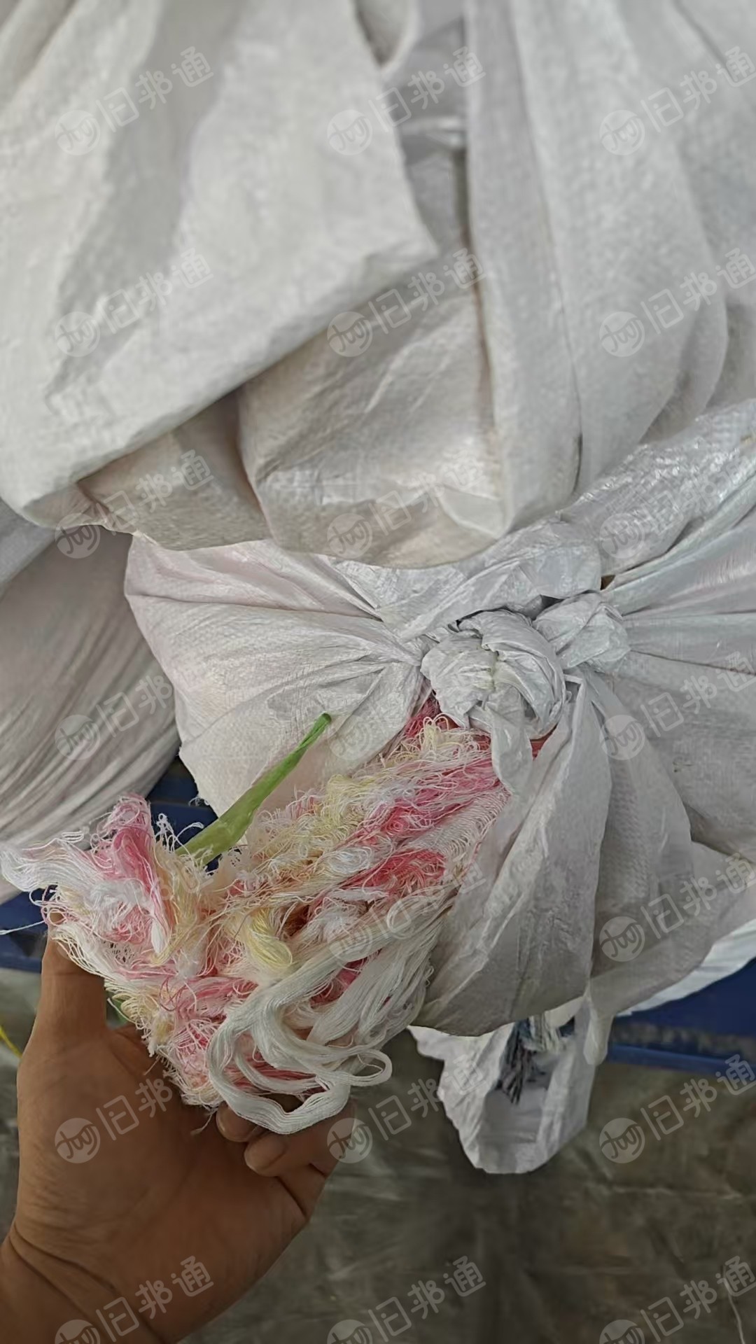 长期出售气流纺跟环锭纺下来的布边纱，两边纯棉，中间化纤的，花色现货几十吨