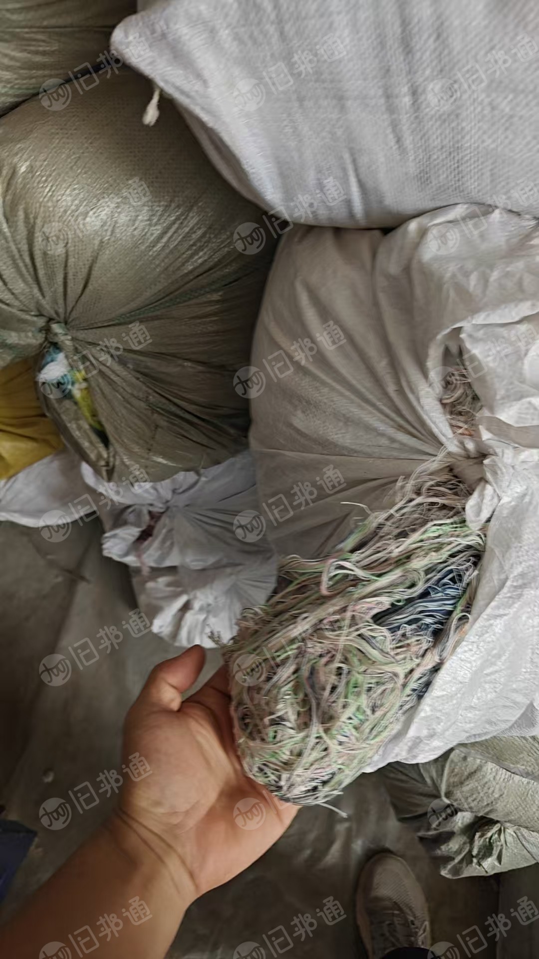 长期出售气流纺跟环锭纺下来的布边纱，两边纯棉，中间化纤的，花色现货几十吨