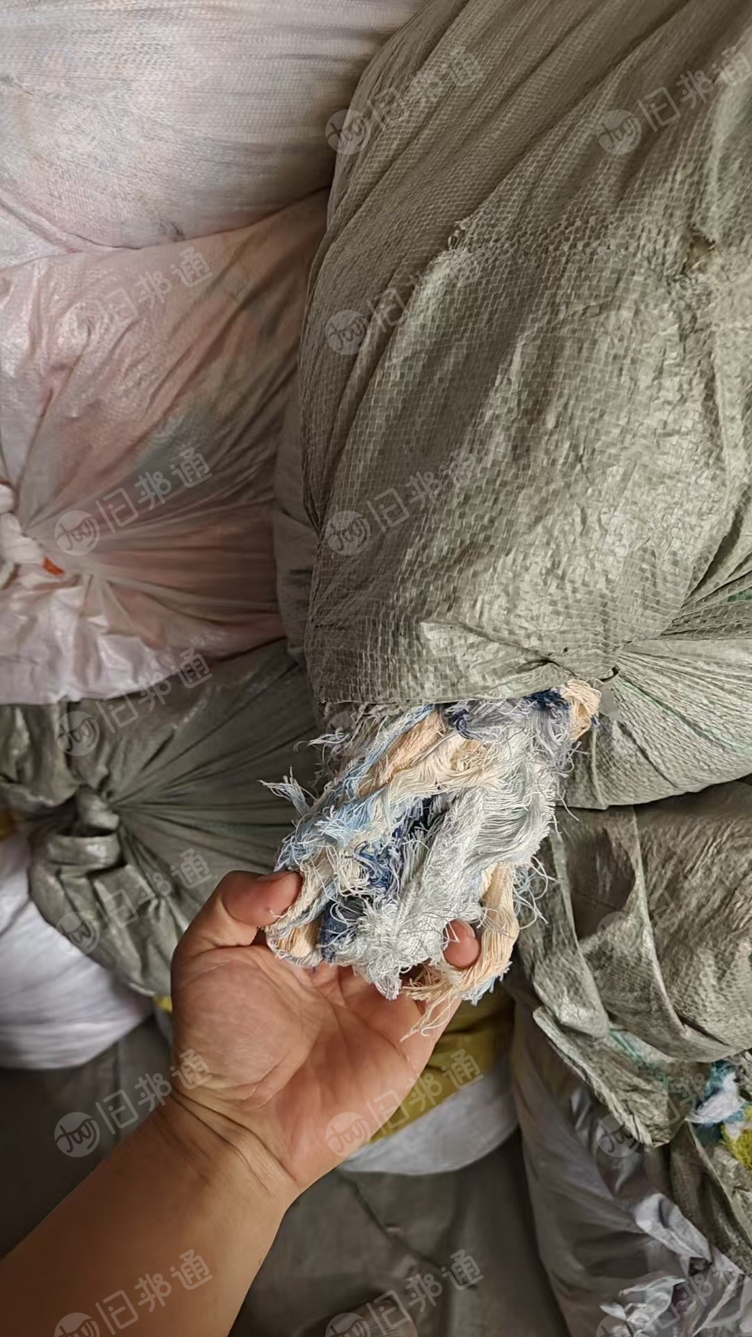 长期出售气流纺跟环锭纺下来的布边纱，两边纯棉，中间化纤的，花色现货几十吨