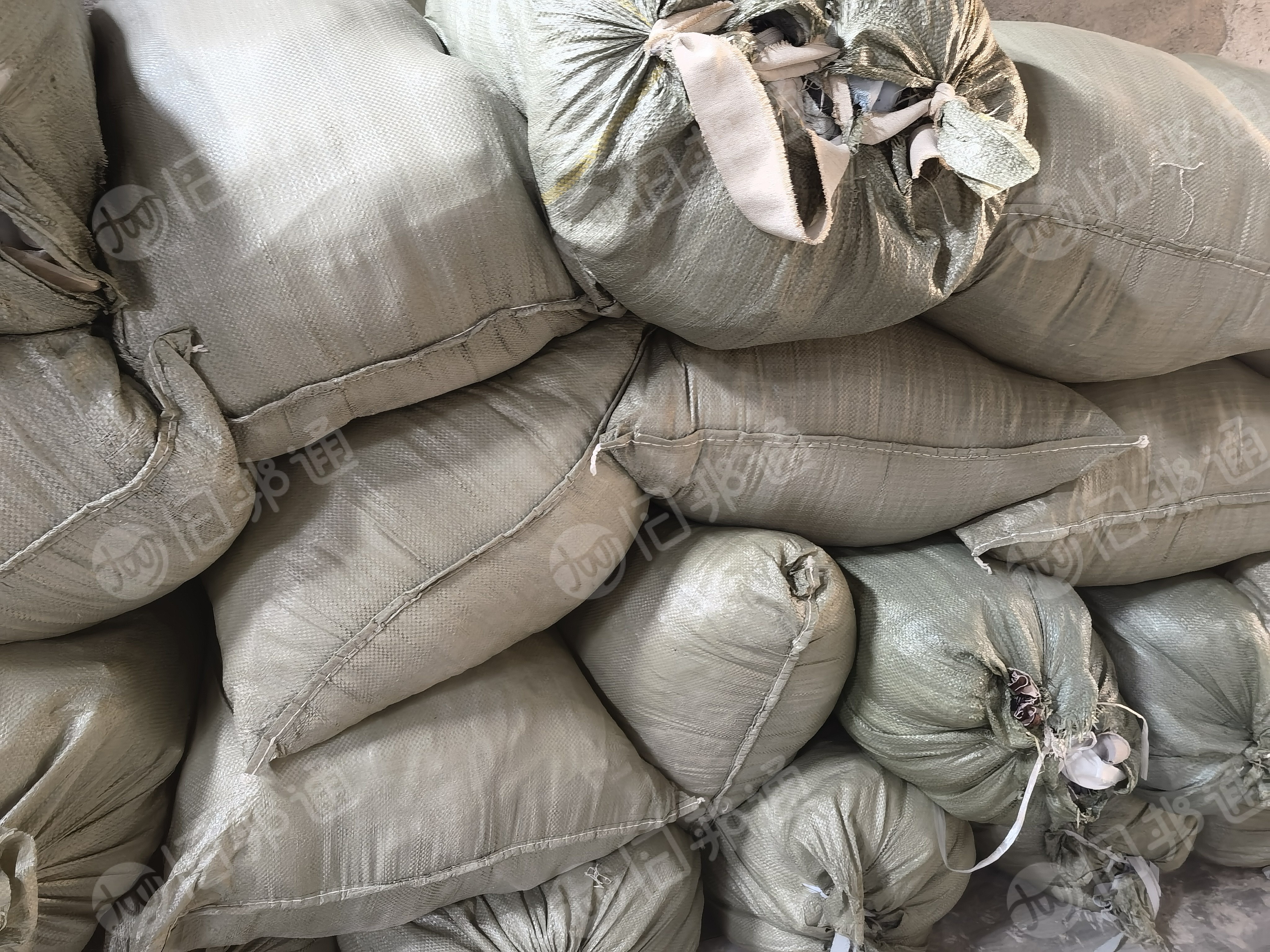 长期出售涤纶窗帘布，涤纶造粒布，窗帘布料，每个月有50吨