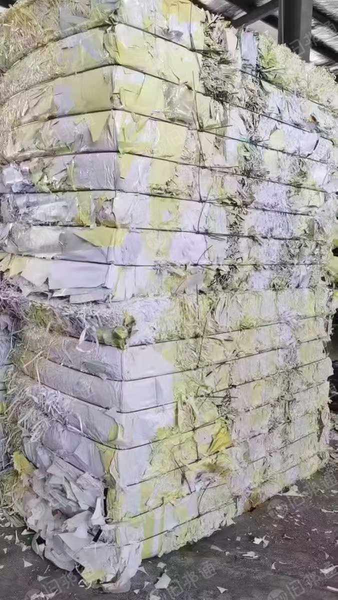 大量回收无膜不干胶纸压包料，不干胶破碎料